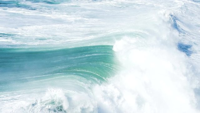 oceansurf moves making tube form against immense water