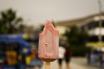 comiendo un helado en verano