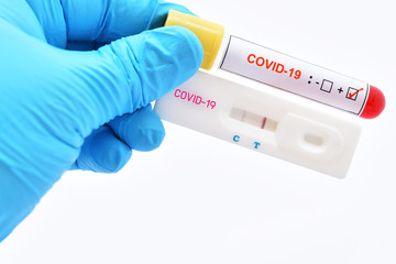 Obraz premium Positive test result by using rapid test device for COVID-19, novel coronavirus 2019 found in Wuhan, China