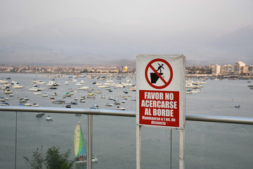 cartel de advertencia en acantilado 