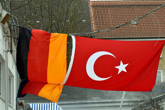 deutsche und türkische flagge