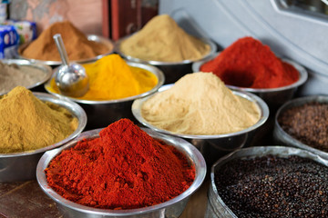 Schüsseln mit aufgetürmten Gewürzen in Marrakesch, Marokko