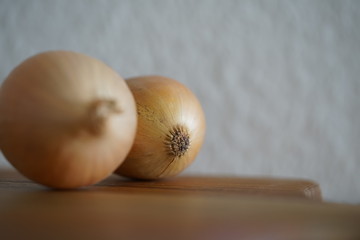 Speisezwiebeln auf einem Küchenbrett