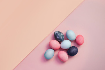 Obraz premium Bright background with colorful Easter Eggs on pastel table