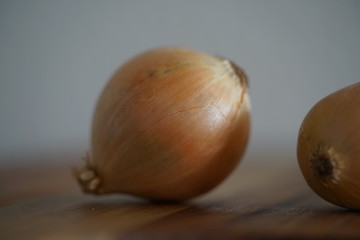 Speisezwiebeln auf einem Küchenbrett