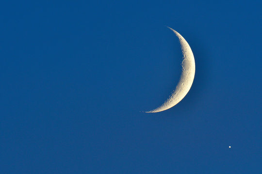 Neumond mit Stern am Abend	