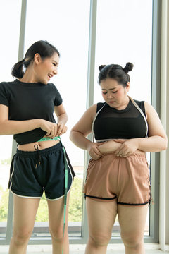 Images of young women, trainers and students in weight loss classes and diet control classes for overweight people.