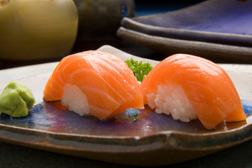 comida japonesa, sushis e sashimis de salmão e atum