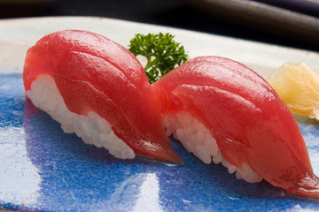 comida japonesa, sushis e sashimis de salmão e atum