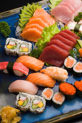 prato de sushis variados e coloridos
