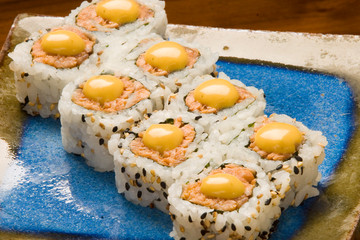 Uramakis e Hosomakis de salmão e atum