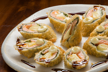 hot roll de salmão e molho tarê