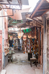 Souk mit Taschen und Schuhen in Marrakesch, Marokko