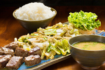 espeto de filet com legumes e caldo missô