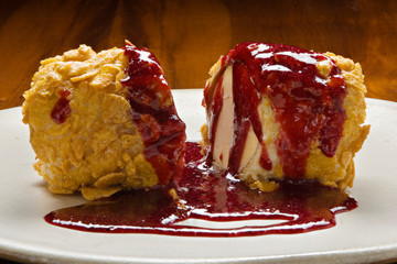 sobremesa de sorvete de creme com sucrilhos e calda de morango