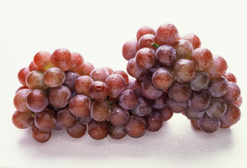 Uvas vermelhas no fundo branco