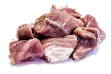 rohes Rindergulasch isoliert auf weißem Hintergrund