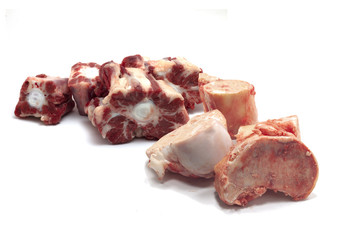 coda e ossa con midollo di bovino per brodo  di carne