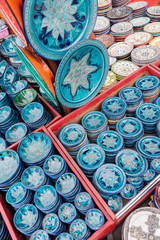 Porzellanstand am Djemaa el Fna, Marrakesch, Marokko