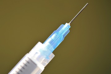 Syringe with hypodermic needle