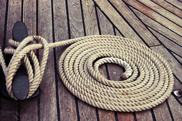 Obraz premium the rope is neatly folded on the ship's deck