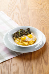Polenta con uova fritte e frittelle di cavolo nero