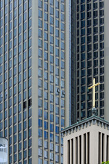 Obraz premium matthäuskirche vor hochhäusern