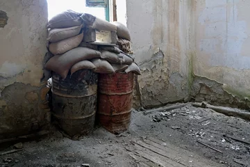 Wandaufkleber Sandbags piled up at a window of a house in the buffer zone "Green Line" in Nicosia, Cyprus © lensw0rld