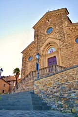 Vista dell'affascinante chiesa in stile neogotico di San Bartolomeo, situata nel borgo fortificato...