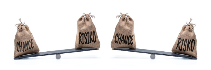 Konzept zum Vergleich von Chance und Risiko anhand einer Waage isoliert auf weißem Hintergrund