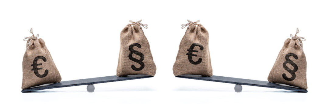 Konzept zur Darstellung des Konfliktes zwischen Recht und den Gerichtskosten anhand einer Waage (Wippe) isoliert auf wei&szlig;em Hintergrund