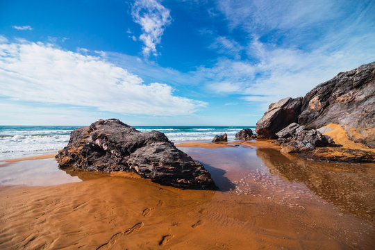playa paradis&iacute;aca de aguas turquesas llena de rocas