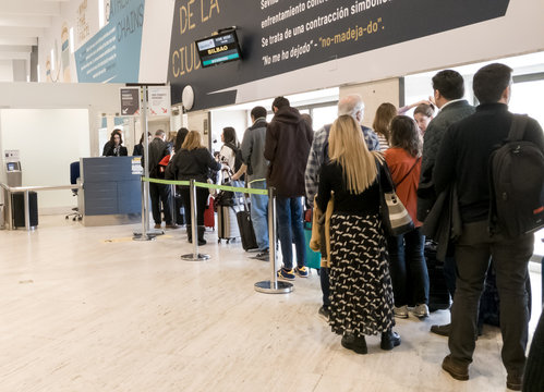 Gente esperando en la puerta de embarque de un aeropuerto