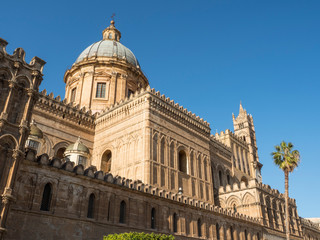 Fototapeta na wymiar Palermo and its imposing cathedral