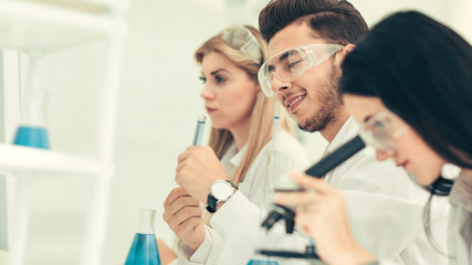 Obraz premium close up. medical colleagues working on a vaccine against the coronavirus.