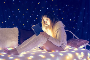 Junge Frau mit Buch