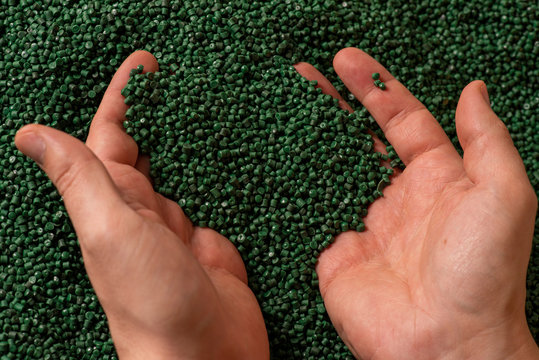 Granelli di plastica riciclata verdi