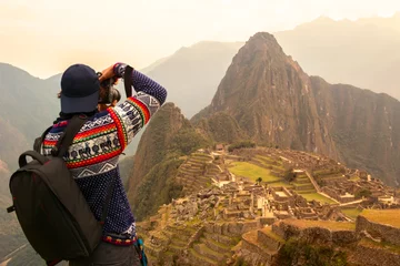 Cercles muraux Machu Picchu An adventurous photographer taking shots of Machu Picch