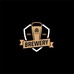 Obraz premium Logo Craft Beer company badge, sign or label. Vector illustration. Vintage design for winery company, bar, pub, shop, branding and restaurant business. Coaster for beer, beer glasses