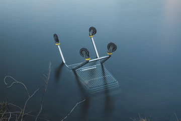 wózek sklepowy zatopiony w wodzie