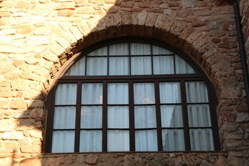 ventanas de viejas casas de piedra