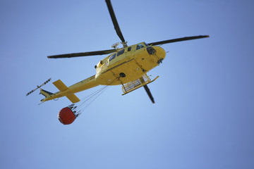 helicóptero contra incendios