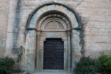 Fototapeta na wymiar viejas puertas de casas de piedra
