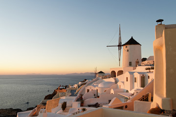 Malerische abendliche Stimmung auf Santorini im Ort Oia, Blick über die Häuser mit den als...