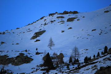 La montagne enneigée avant le lever du Soleil