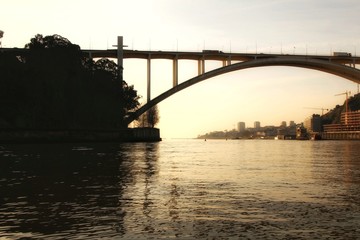 Obraz premium Iron bridge called Luis I over the waters of the Douro river