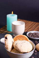 bol con galletas de chocolate pepitas leche en pizarra con vela leche tapón en esterilla en una...