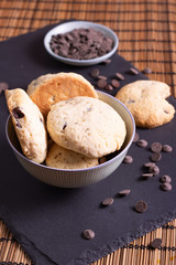 bol con galletas de chocolate pepitas leche en pizarra con vela leche tapón en esterilla en una...