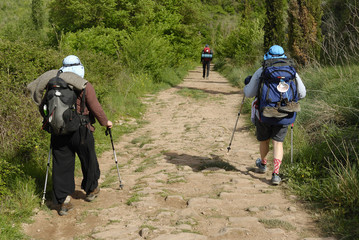 Peregrinas a la salida de la localidad navarra de Cirauqui, en el Camino de Santiago Francés