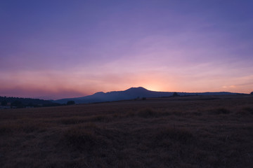 Mágico atardecer púrpura, paisajes majestuosos.
